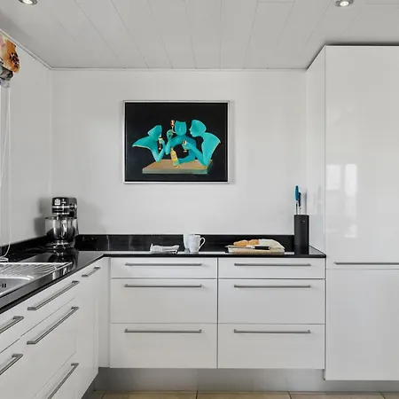 4 Bedroom Beautiful In بيت للعطل